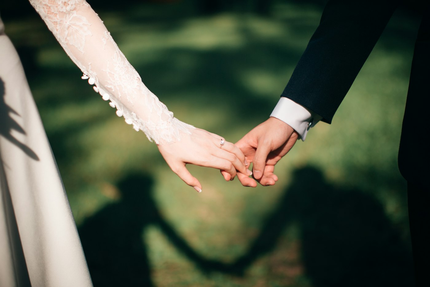 إيدين العروسين ممسكين بعض